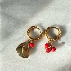 NWT| Gold Hoop Huggies / Mismatch earrings with heart charm

A4